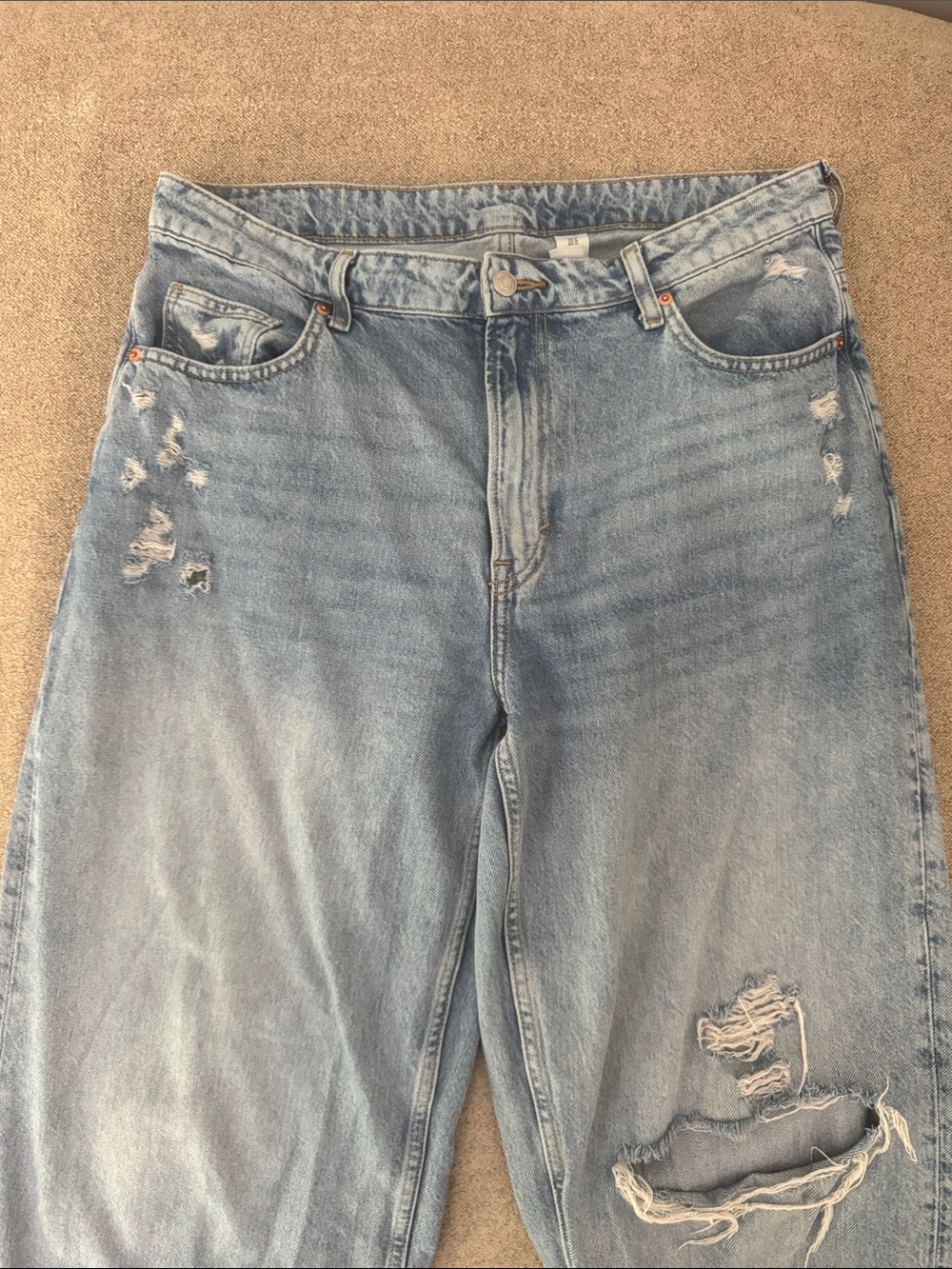 High-Rise Light Blue Baggy Jeans with Distressed Knees
